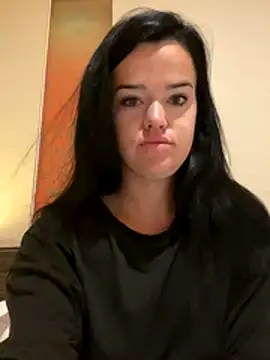 Snapshot of English-Chloe96 chatting on 11.17.25 English-Chloe96 online show from 11.17.25