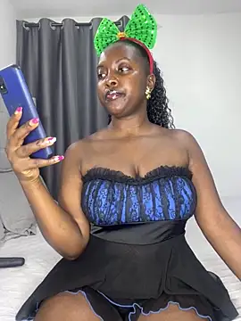 Snapshot of prettiepearl chatting on 12.22.25 prettiepearl online show from 12.22.25