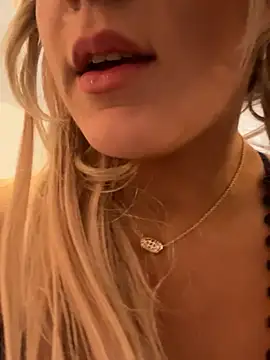 EllaSnow online show from 03.10.25