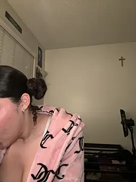 Snapshot of ladylavish chatting on 12.15.24 ladylavish online show from 12.15.24