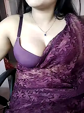 Snapshot of karishma chatting on 01.07.25 karishma online show from 01.07.25