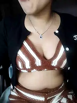 Snapshot of karishma chatting on 01.10.25 karishma online show from 01.10.25