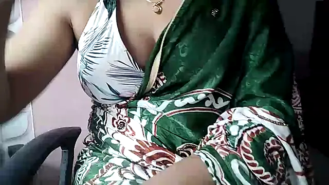 Snapshot of karishma chatting on 02.28.25 karishma online show from 02.28.25