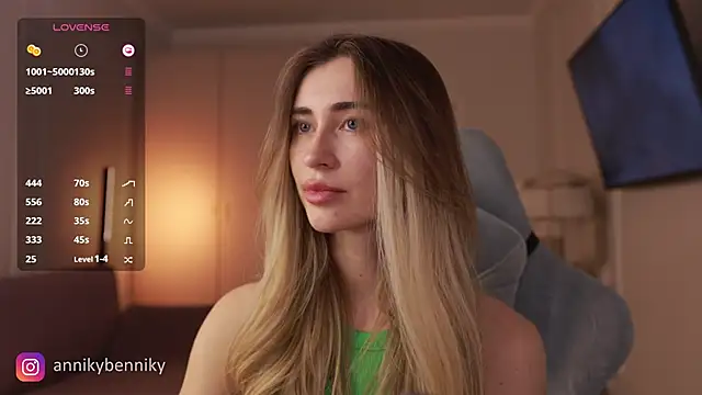 Coconutkittyy online show from 03.22.25