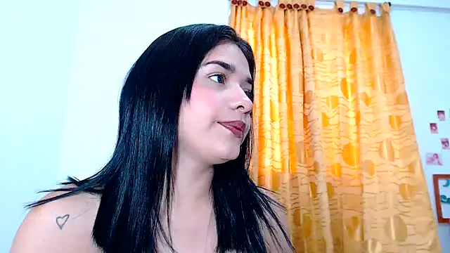 Snapshot of SaraBlosson chatting on 02.04.25 SaraBlosson online show from 02.04.25