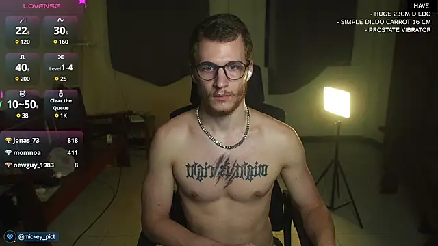 Snapshot of mickeypict chatting on 12.10.24 mickeypict online show from 12.10.24