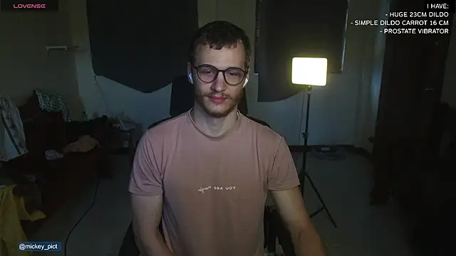 Snapshot of mickeypict chatting on 12.14.24 mickeypict online show from 12.14.24