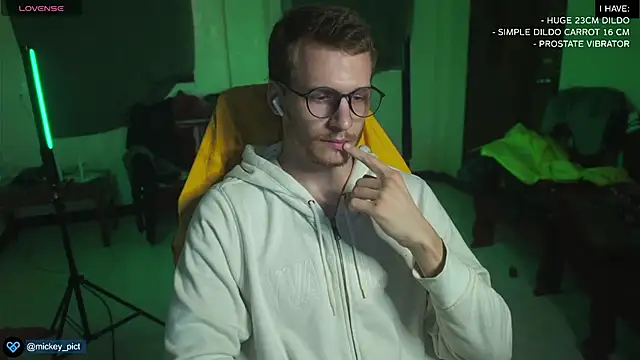 Snapshot of mickeypict chatting on 12.23.24 mickeypict online show from 12.23.24