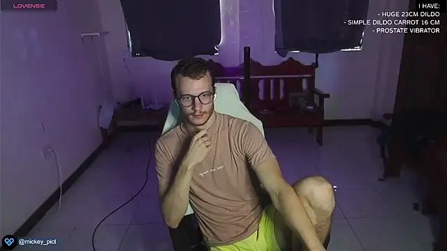 Snapshot of mickeypict chatting on 12.30.24 mickeypict online show from 12.30.24