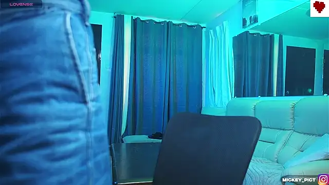 Snapshot of mickeypict chatting on 10.30.25 mickeypict online show from 10.30.25