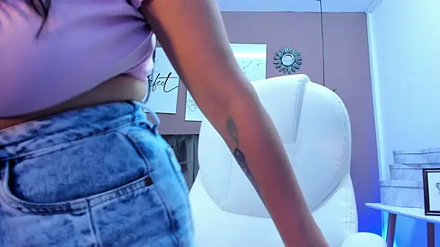 anniemayerx  online show from 12.02.24