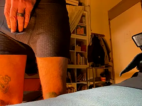 Snapshot of otikatseikaip3r chatting on 10.12.25 otikatseikaip3r online show from 10.12.25