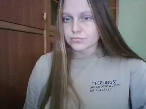 Snapshot of Evasapples chatting on 12.12.24 Evasapples online show from 12.12.24