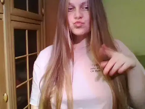 Snapshot of Evasapples chatting on 01.25.25 Evasapples online show from 01.25.25