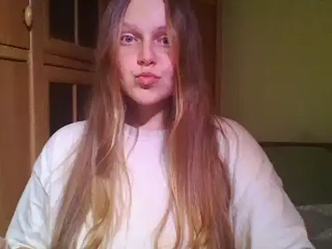 Snapshot of Evasapples chatting on 02.05.25 Evasapples online show from 02.05.25