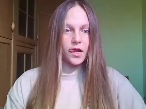 Snapshot of Evasapples chatting on 02.11.25 Evasapples online show from 02.11.25