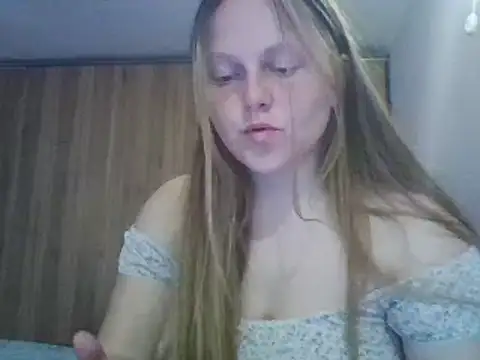 Snapshot of Evasapples chatting on 03.05.25 Evasapples online show from 03.05.25