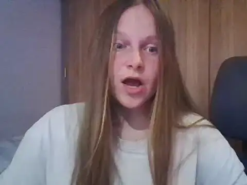 Snapshot of Evasapples chatting on 03.05.25 Evasapples online show from 03.05.25