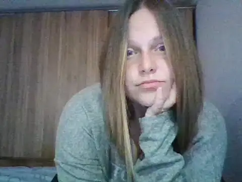 Snapshot of Evasapples chatting on 03.07.25 Evasapples online show from 03.07.25