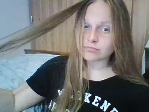 Snapshot of Evasapples chatting on 03.09.25 Evasapples online show from 03.09.25