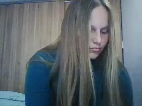 Snapshot of Evasapples chatting on 03.12.25 Evasapples online show from 03.12.25