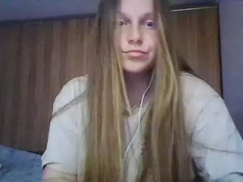 Snapshot of Evasapples chatting on 03.19.25 Evasapples online show from 03.19.25