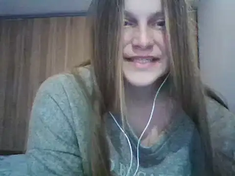 Snapshot of Evasapples chatting on 03.21.25 Evasapples online show from 03.21.25