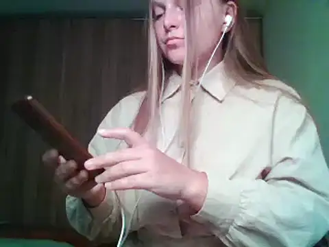 Snapshot of Evasapples chatting on 09.08.25 Evasapples online show from 09.08.25