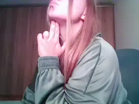 Snapshot of Evasapples chatting on 09.12.25 Evasapples online show from 09.12.25