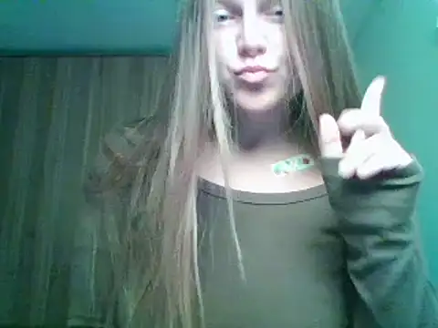 Snapshot of Evasapples chatting on 09.14.25 Evasapples online show from 09.14.25