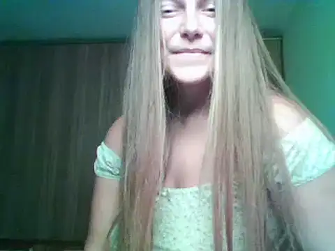 Snapshot of Evasapples chatting on 09.15.25 Evasapples online show from 09.15.25