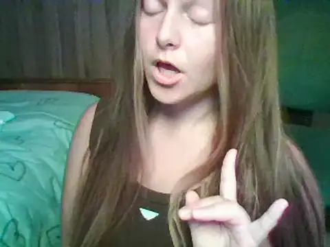 Snapshot of Evasapples chatting on 09.16.25 Evasapples online show from 09.16.25