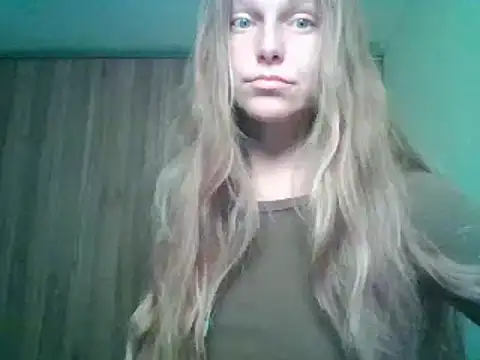 Snapshot of Evasapples chatting on 09.18.25 Evasapples online show from 09.18.25