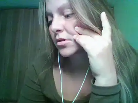 Snapshot of Evasapples chatting on 09.20.25 Evasapples online show from 09.20.25