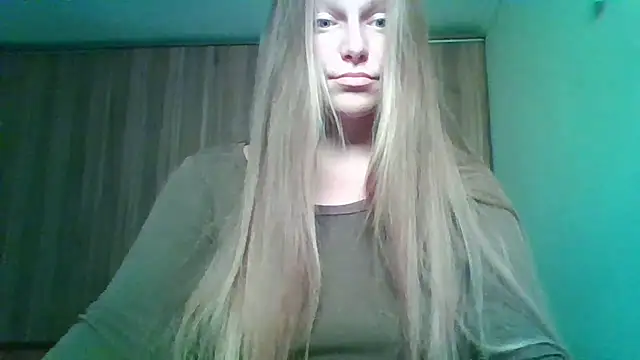 Snapshot of Evasapples chatting on 09.28.25 Evasapples online show from 09.28.25