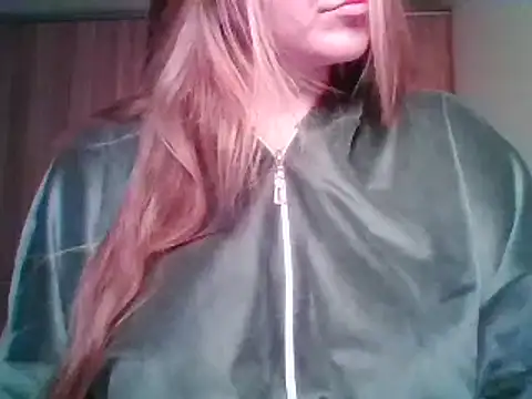 Snapshot of Evasapples chatting on 10.01.25 Evasapples online show from 10.01.25