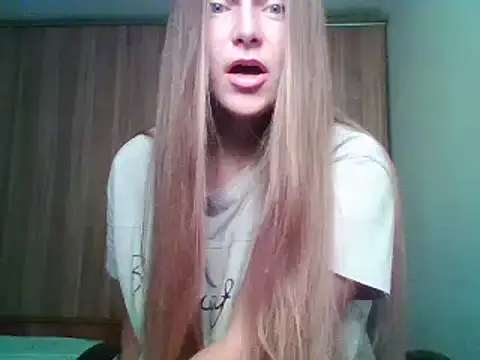 Snapshot of Evasapples chatting on 10.02.25 Evasapples online show from 10.02.25