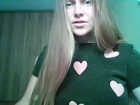 Snapshot of Evasapples chatting on 10.05.25 Evasapples online show from 10.05.25