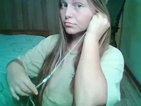 Snapshot of Evasapples chatting on 10.13.25 Evasapples online show from 10.13.25