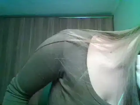 Snapshot of Evasapples chatting on 10.25.25 Evasapples online show from 10.25.25