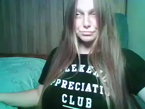 Snapshot of Evasapples chatting on 10.27.25 Evasapples online show from 10.27.25