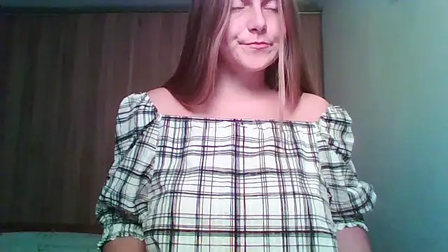 Snapshot of Evasapples chatting on 10.29.25 Evasapples online show from 10.29.25