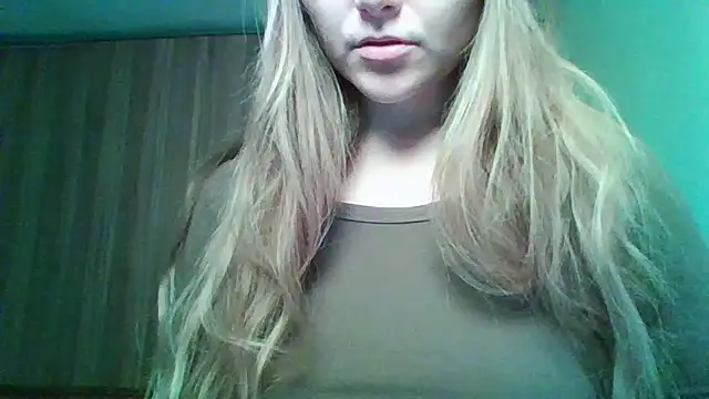 Snapshot of Evasapples chatting on 11.21.25 Evasapples online show from 11.21.25