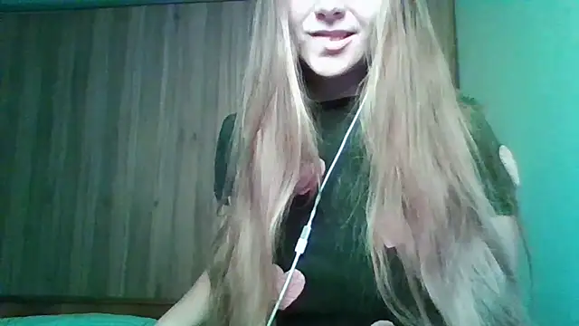 Snapshot of Evasapples chatting on 11.22.25 Evasapples online show from 11.22.25