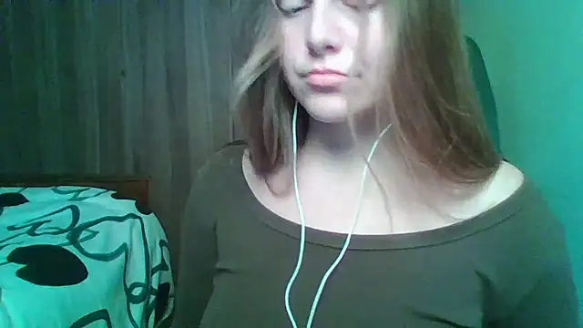 Snapshot of Evasapples chatting on 11.30.25 Evasapples online show from 11.30.25