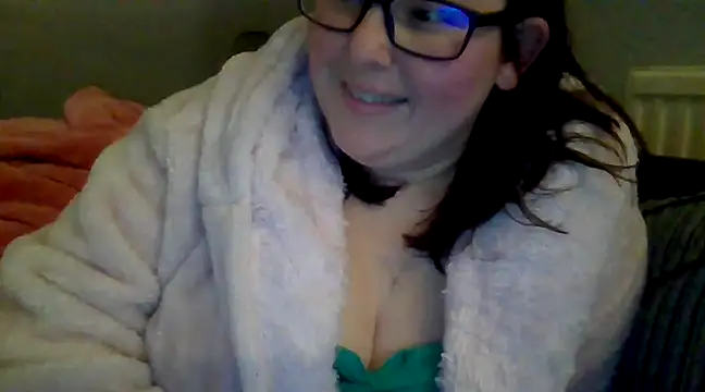 Snapshot of Curvy-Clare-30 chatting on 12.08.24 Curvy-Clare-30 online show from 12.08.24
