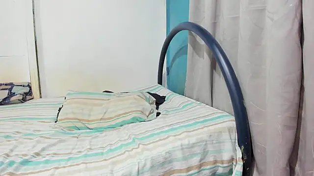 Snapshot of zackmontieel chatting on 11.22.25 zackmontieel online show from 11.22.25