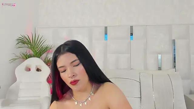 im nika  online show from 10.25.25