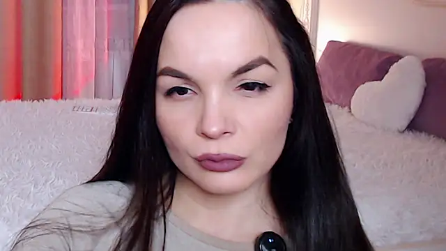 Snapshot of Avylew chatting on 12.16.25 Avylew online show from 12.16.25