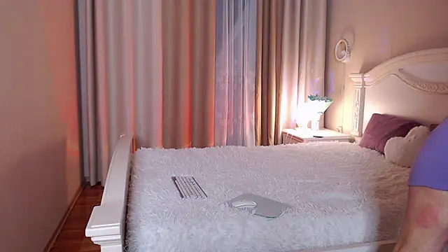 Snapshot of Avylew chatting on 12.17.25 Avylew online show from 12.17.25